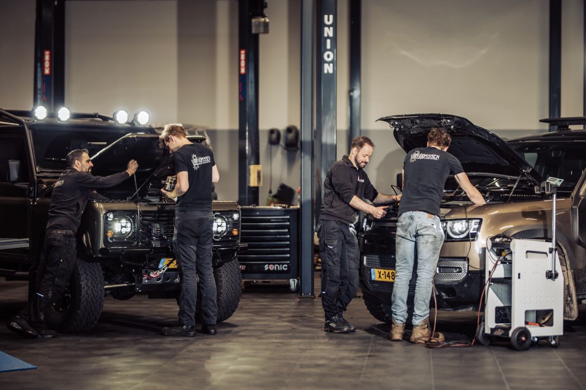 Land Rover monteurs aan het werk 