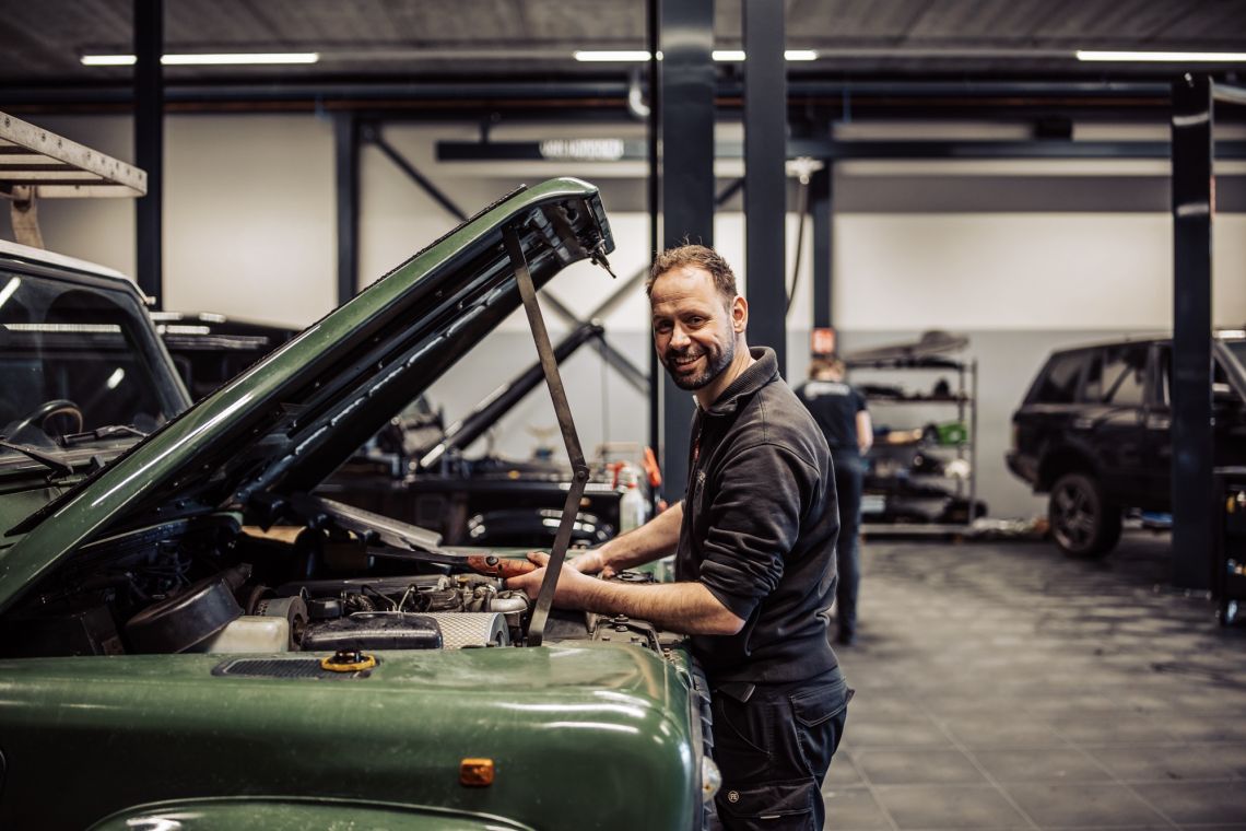 Gerrit van Horssen aan het sleutelen aan een motor